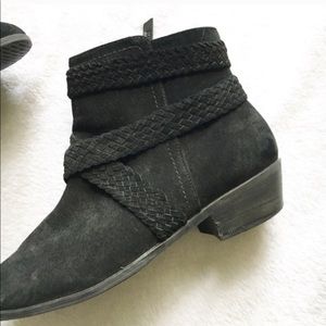 Schutz Torey Suede Bootie Boot 40 9 Black Braided Crossover Leather Ankle